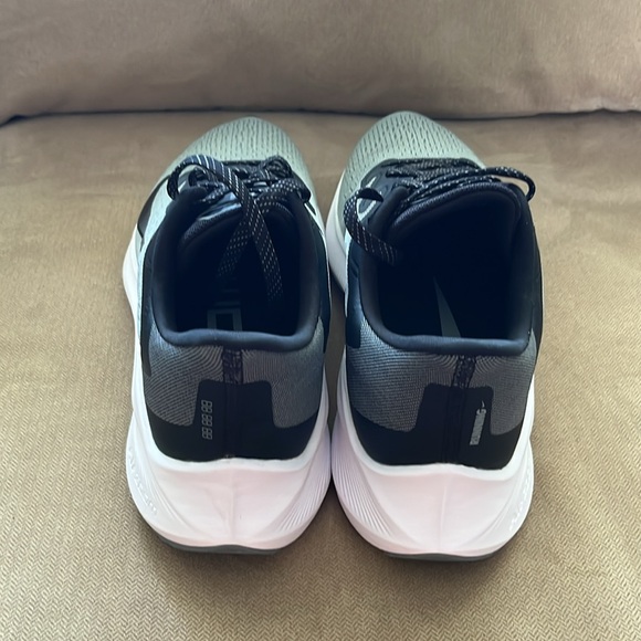 Nike Zoom Winflo Gray and Black Running Shoes - Picture 3 of 6